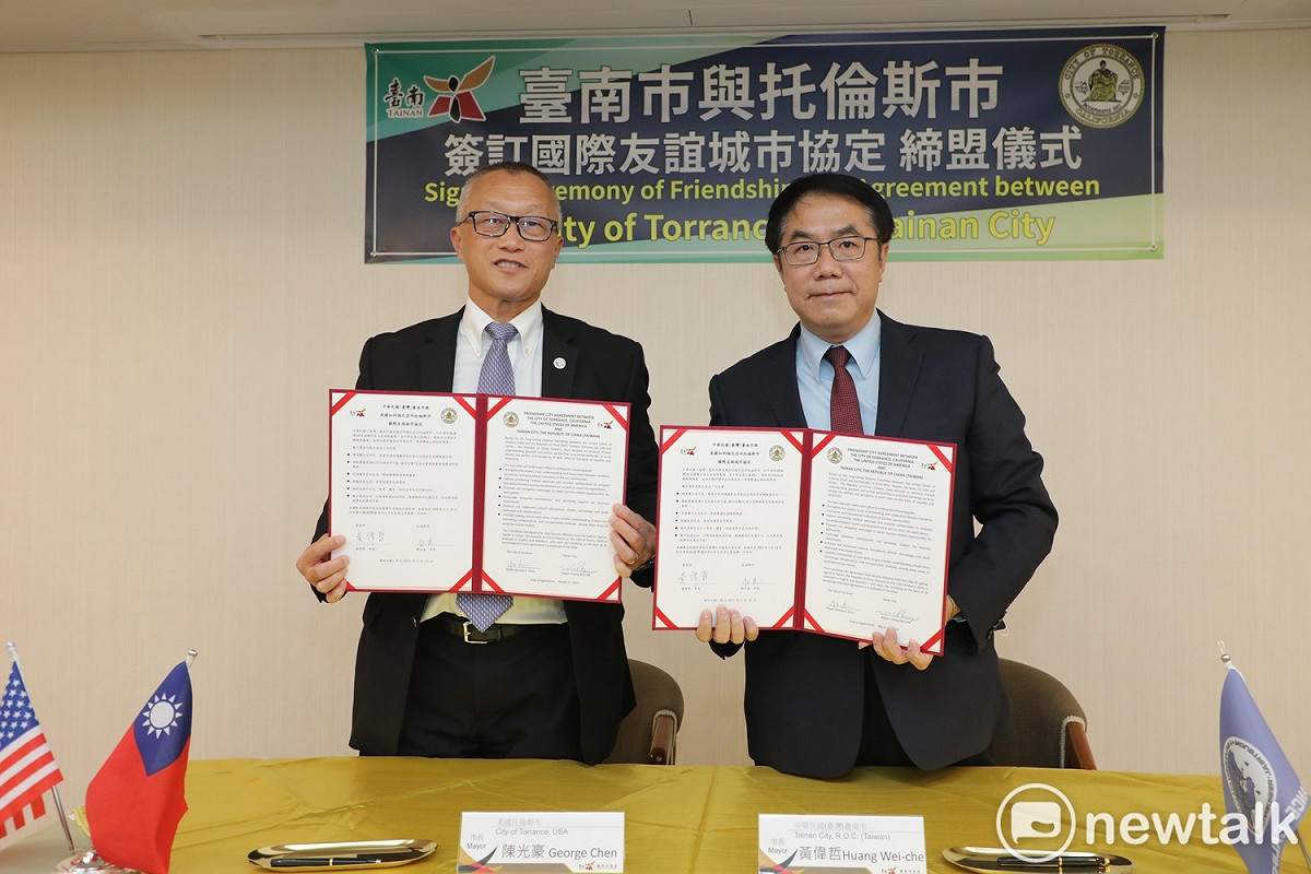 台南市長黃偉哲與美國加州托倫斯市陳光豪市長(George K. Chen)簽署國際友誼城市協定，未來兩市可望開展在產業交流、師資交換、選手移地訓練等的合作。 圖：黃博郎／攝