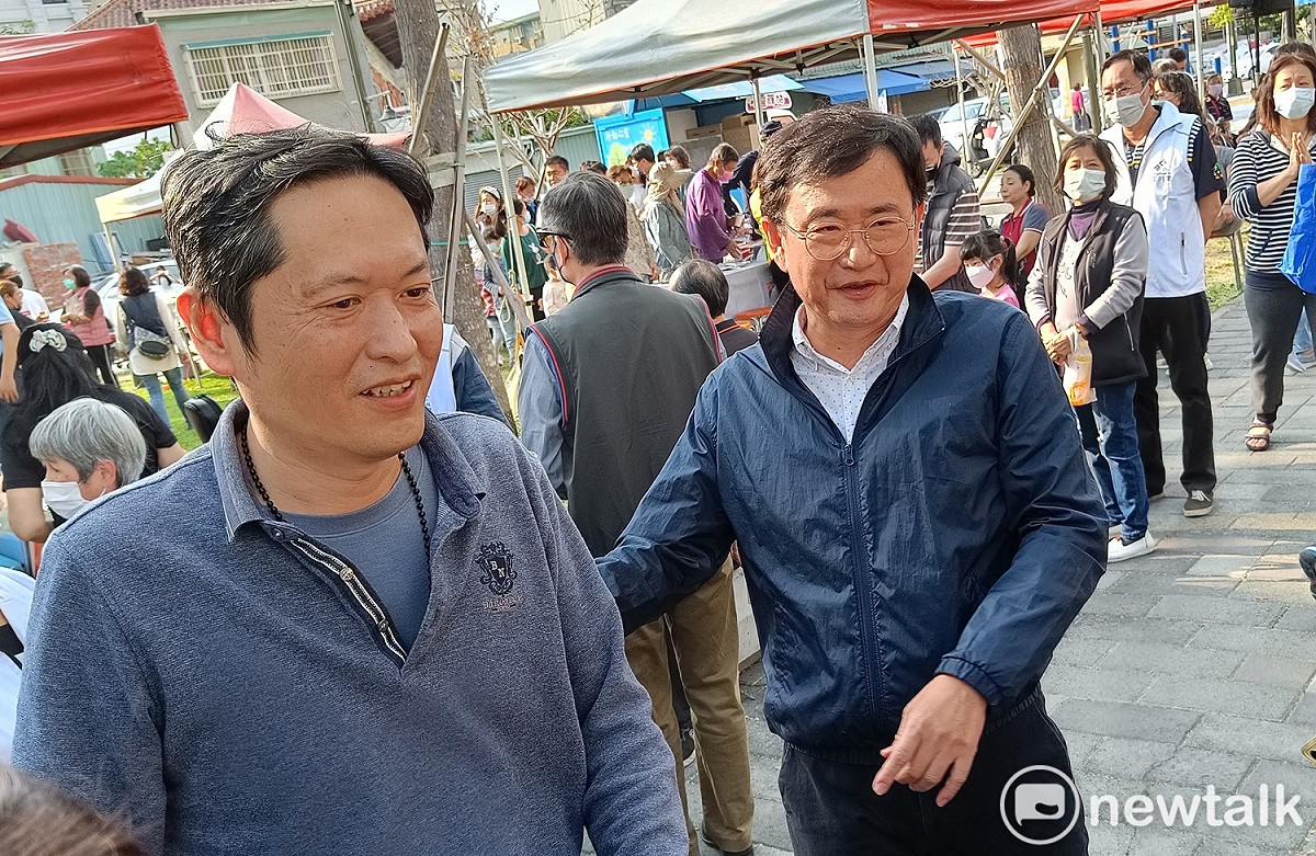 民進黨台中市黨代表何昱奇（左）公開勸進黃國書競選連任，但黃國書13日已在臉書宣布，不會參選連任。 唐復年/攝