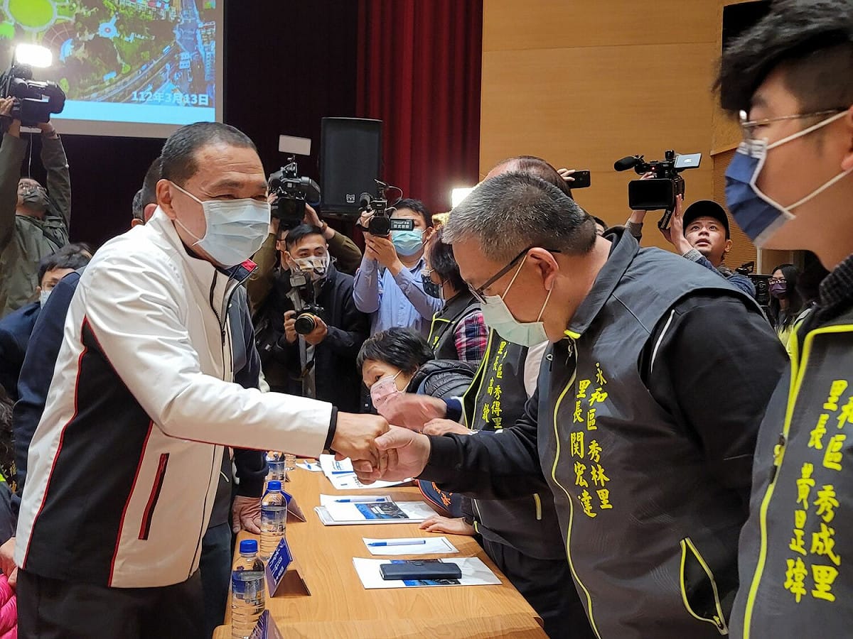 新北市長侯友宜昨天展開今年度29個行政區行動治理座談會，昨天的永和區是第一場，侯與里長逐一握手。 圖：新北市民政局提供
