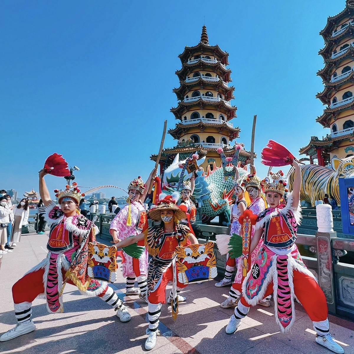 高雄蓮潭燈會以廟埕藝陣展演打造史上最濃台灣味燈會。 圖：高雄市觀光局/提供