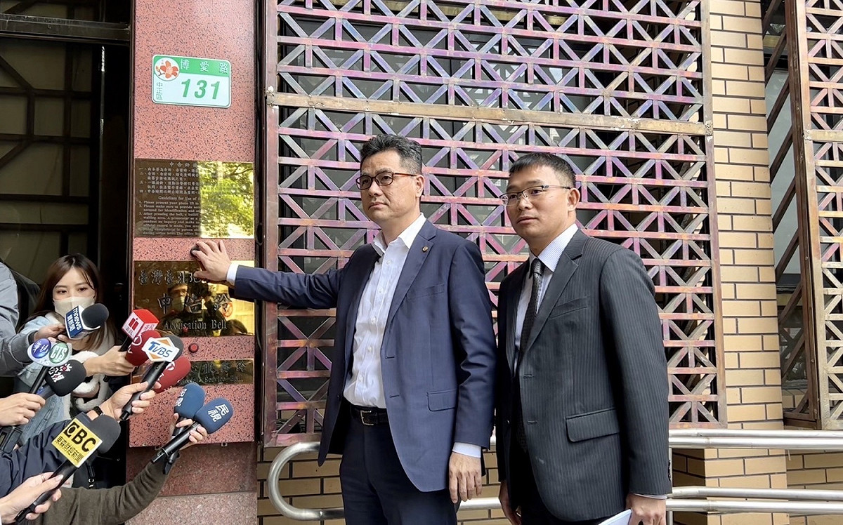 因網友於臉書上聲稱與星宇航空執行長翟健華曾討論過星宇股票。翟健華今(14)日上午10點半左右，與委任律師林文鵬陪共同至台北地檢署按鈴申告該名網友。 圖：星宇航空／提供