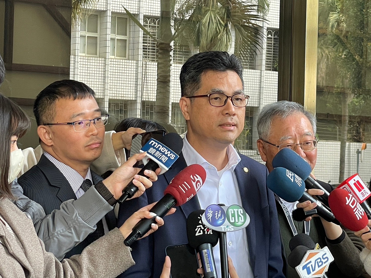 因網友於臉書上聲稱與星宇航空執行長翟健華曾討論過星宇股票。翟健華今(14)日上午10點半左右，與委任律師林文鵬陪共同至台北地檢署按鈴申告該名網友。 圖：星宇航空／提供