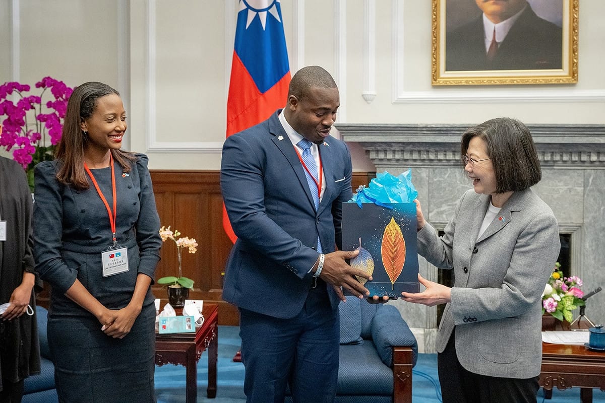 友邦聖露西亞外交、國際貿易、民航暨僑務部長包提斯（Alva R. Baptiste）14日上午拜會總統蔡英文 圖：總統府提供