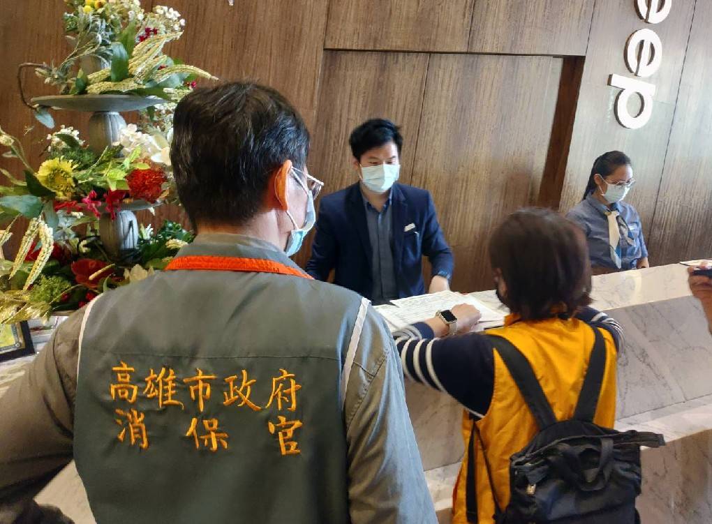 高市觀光局聯合消保官主動稽查旅宿房價。 圖：高雄市觀光局/提供