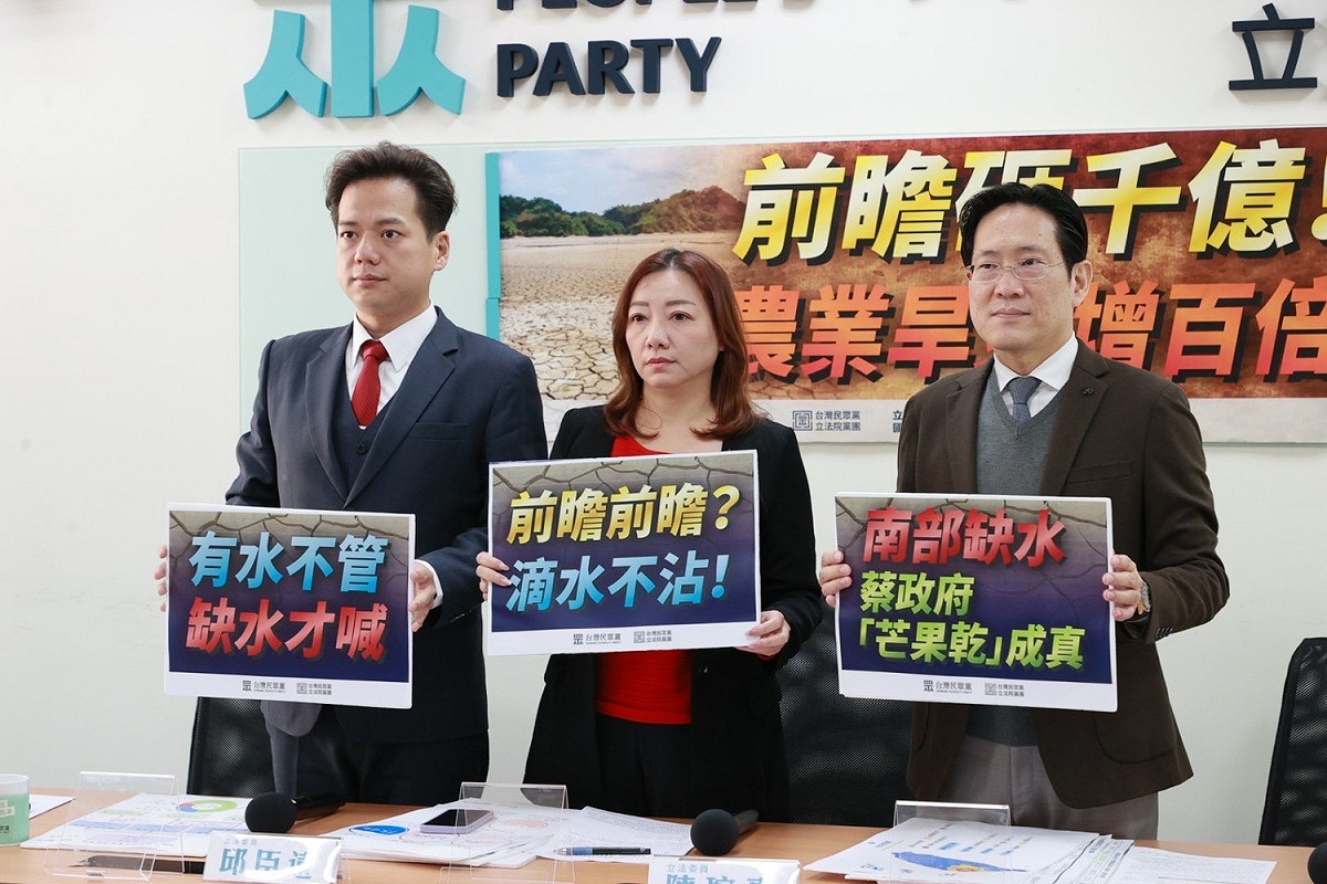 民眾黨立院黨團上午召開「前瞻砸千億！農業旱災增百倍」記者會，黨團總召邱臣遠（左）、幹事長張其祿（右）、立委陳琬惠（中）出席。 圖：民眾黨團 / 提供