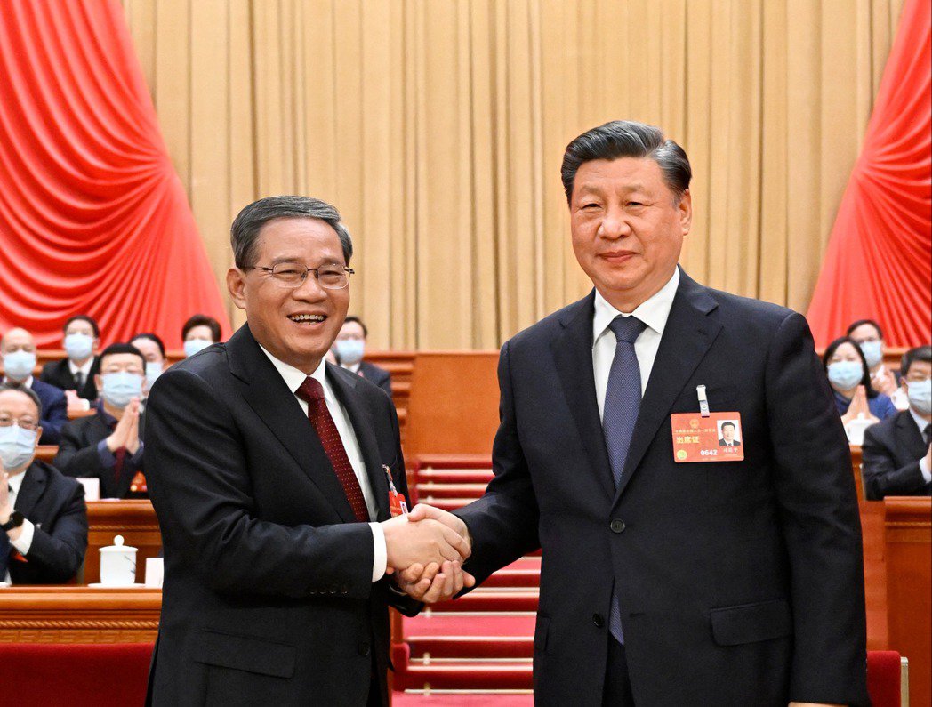 中國政府換屆完成。圖為李強（左）獲選為國務院總理後與習近平握手。 圖：翻攝自新華社