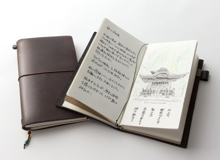 由建築歷史約70年的紙張加工廠所翻修而成的「TRAVELER'S notebook 旅人筆記本」，店內擺滿各樣的文具商品，以及來自世界各地精選的雜貨等。 圖：ⒸTRAVELER'S COMPANY／提供