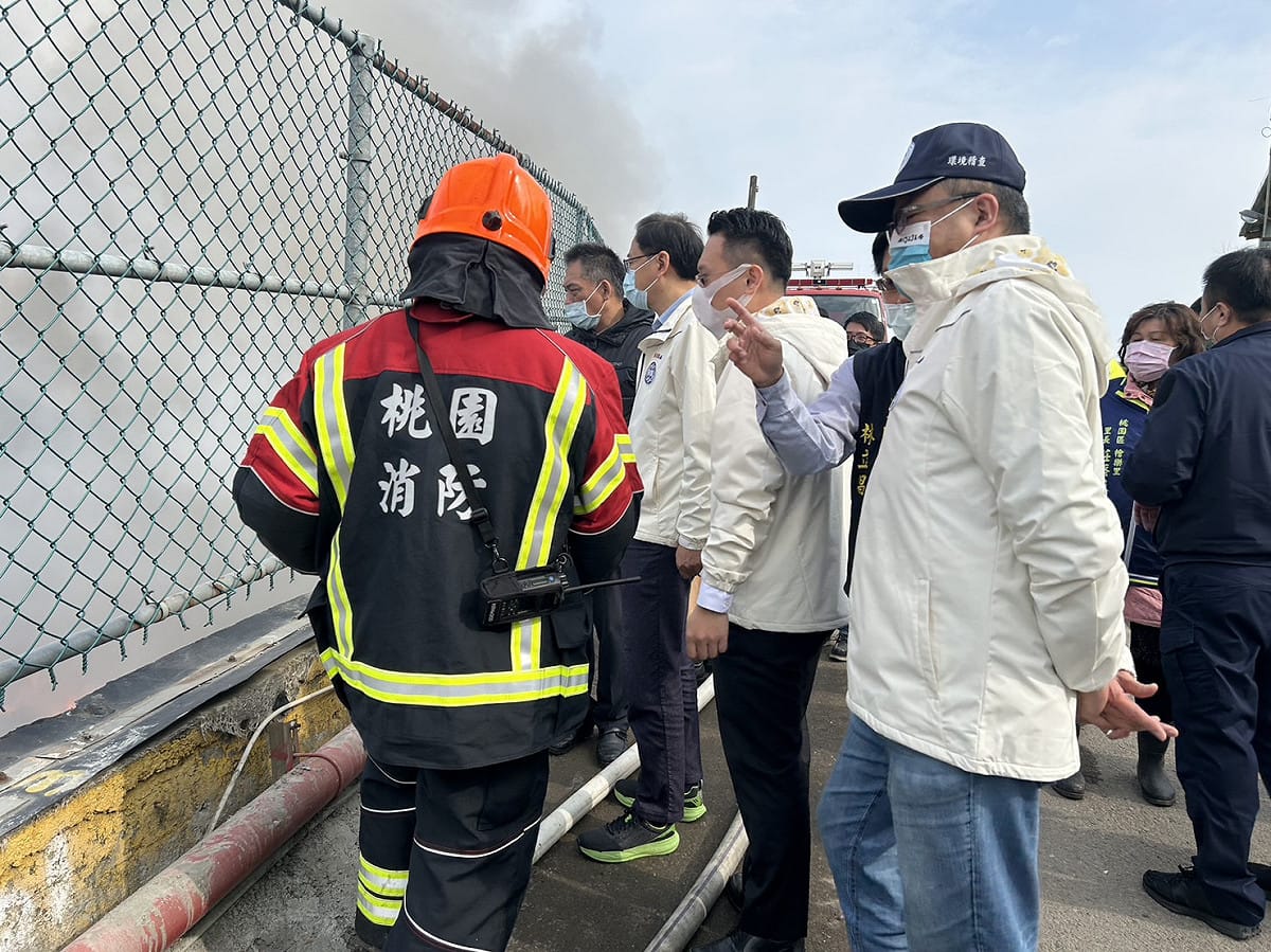 市長張善政與副市長蘇俊賓上午也前往現場了解救災情況 圖：桃園市環保局/提供