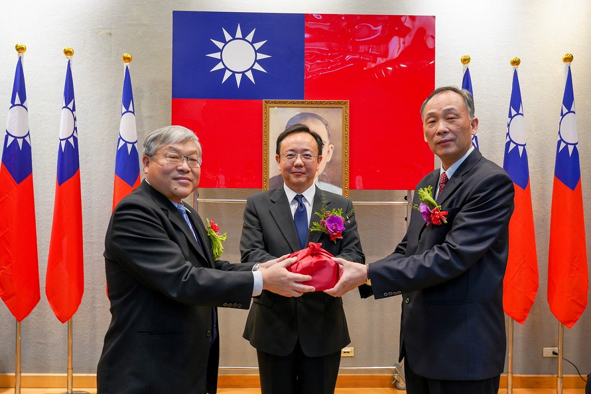 新北市政風處新任處長尹維治（右）、卸任處長王文信（左）上午交接，法務部指派廉政署副署長馮成監交印信。 圖：新北市政風處提供