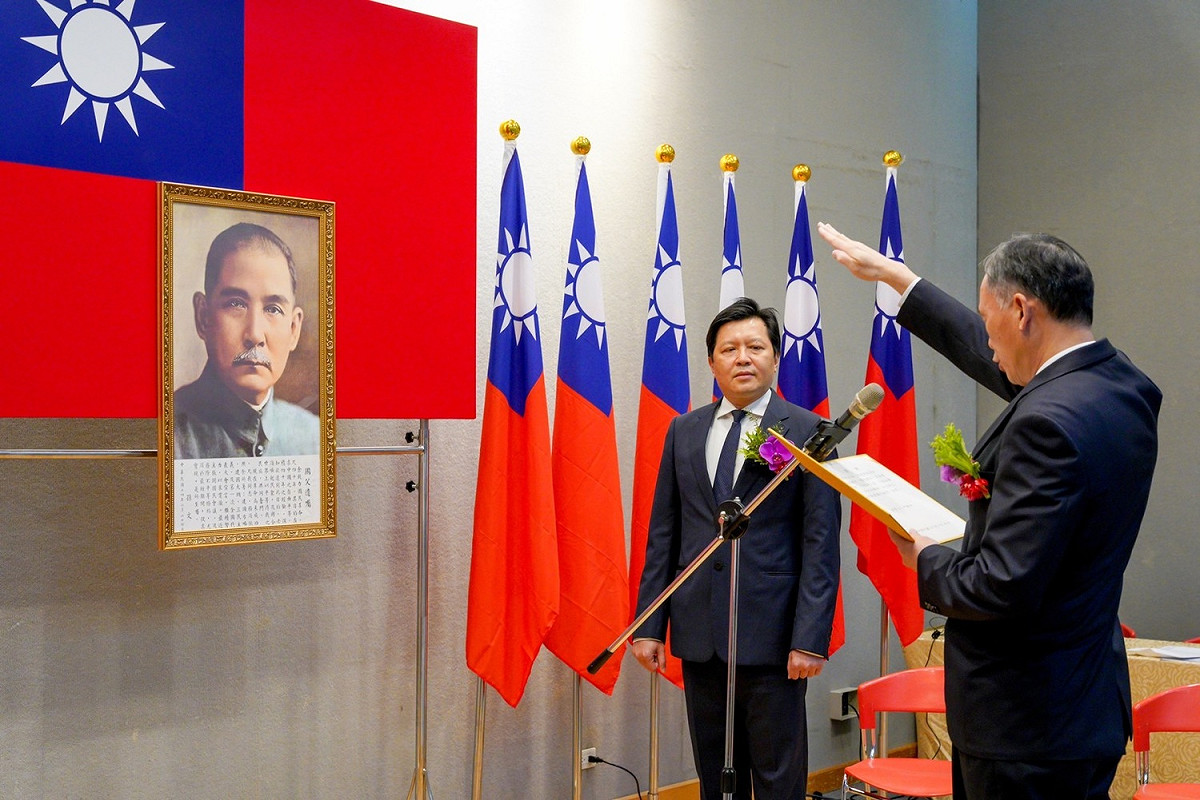 新北市政風處新任處長尹維治宣誓就職，由新北市副市長朱惕之（左）監誓。 圖：新北市政風處提供