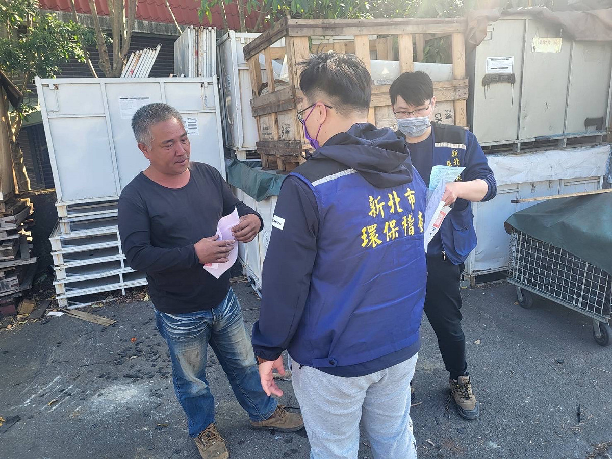 業者違規將側溝清出的廢棄物倒入河川中，遭稽查員告發。 圖：新北市環保局提供