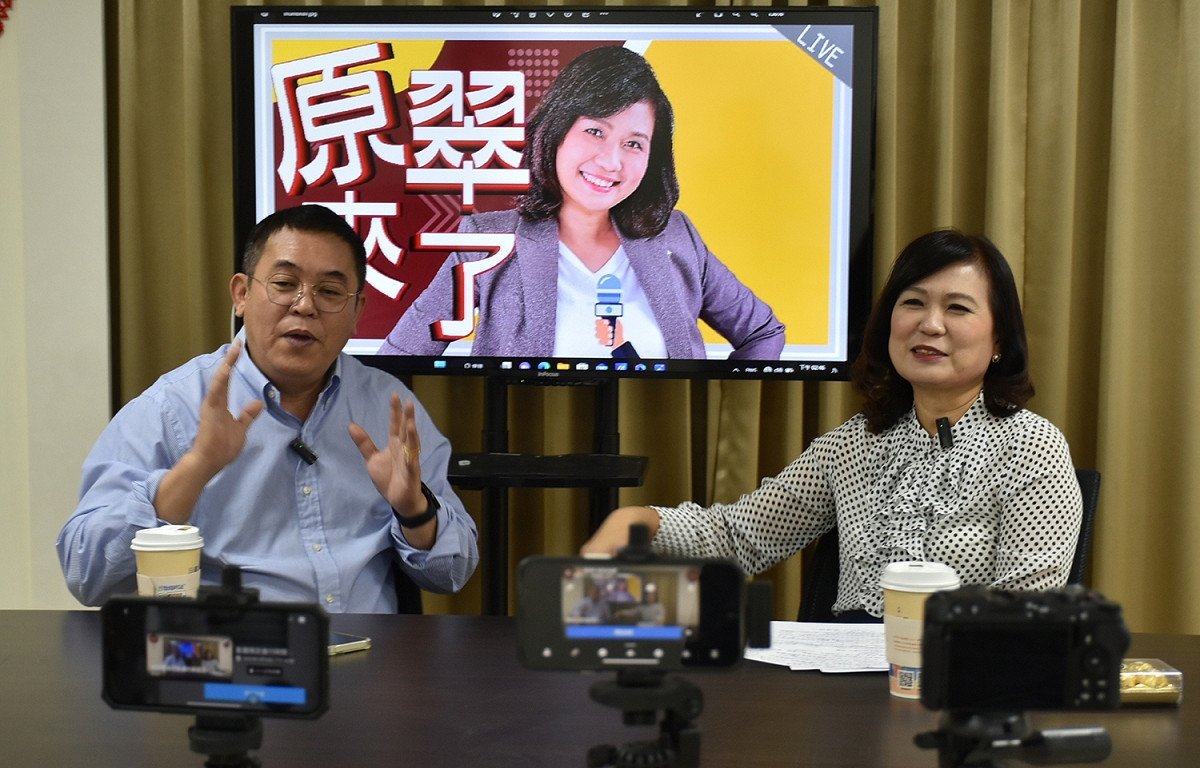 陳清茂(左)上「原翠來了」與陳若翠談壇，成另類「雙陳論壇」。 圖：陳若翠服務處/提供