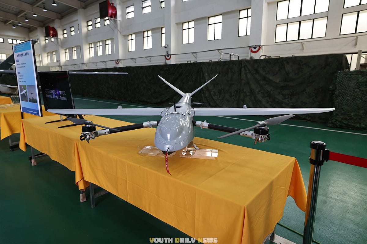 中科院進一步研發出紅雀三型無人機，與前代( 二型 ) 最大差距新增2個多軸馬達，具備垂直起降能力。 圖: 翻攝自青年日報臉書