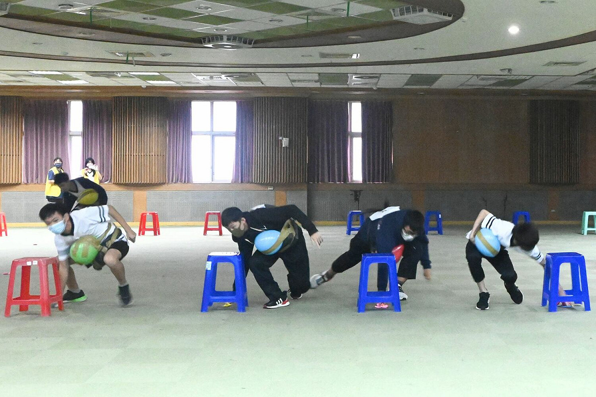 鶯歌工商學生幹部成提「孕動會」方案，舉辦校內實踐活動，參與者身綁水瓶及氣球模擬孕婦突破層層障礙，感受到身為孕婦的不便，進而消弭對孕婦的歧視，給予協助，達到平等。