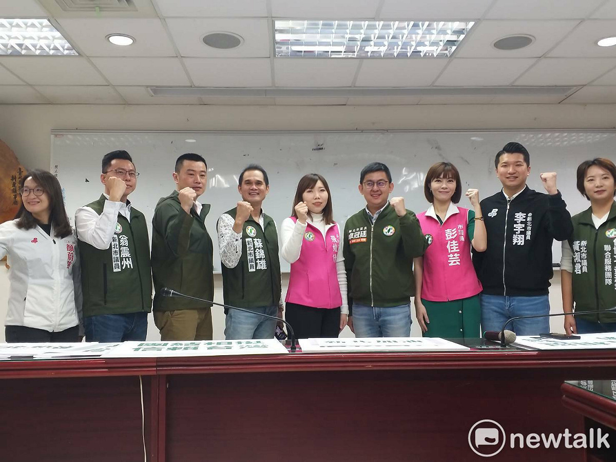民進黨新北市議員齊發聲「團結相挺 信賴台灣」，力挺賴清德參選2024總統。 圖：林昀真／攝