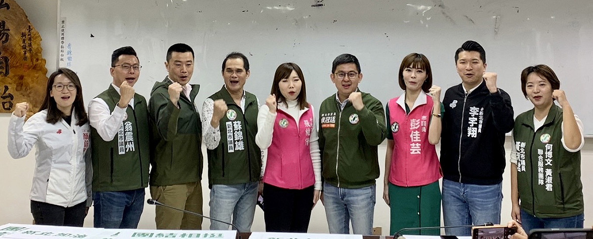 彭佳芸（右三）上午參加民進黨跨派系新北市議員挺賴清德參選總統記者會。 圖：新北市議員顏蔚慈辦公室提供