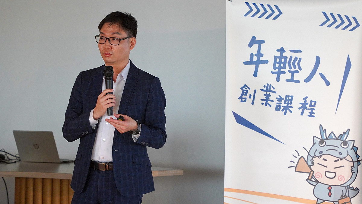 專業講師協助青年了解公司設立相關之稅務、法務、會計專業知識，以及創業時選擇組織類型與應留意的法律規範等。 圖：新北市經發局提供