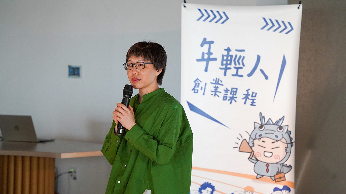 經發局主任秘書陳玫秀致詞，鼓勵青年勇敢實踐創業夢想。 圖：新北市經發局提供