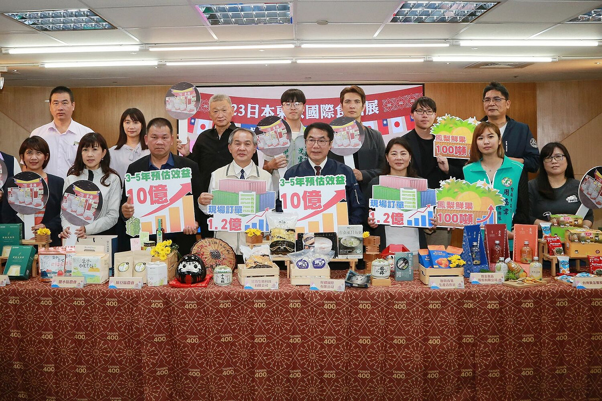 台南市長黃偉哲日前率團前往東京國際食品展參展，滿載來自各國買家熱烈洽詢訂單回國，台南市政府今日會同參展團體代表舉行記者會向各界說明行銷成果。 圖：黃博郎／攝
