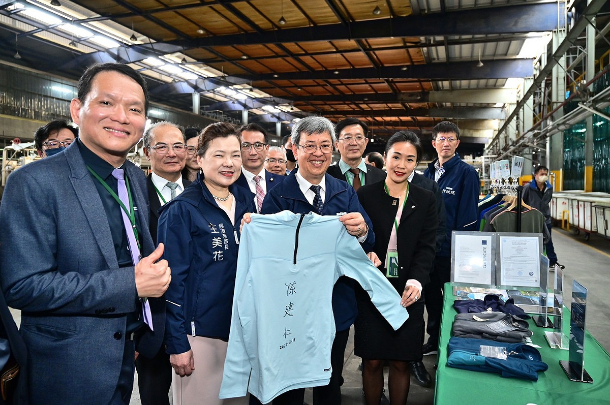 經濟部長王美花今天陪同行政院長陳建仁參訪大統新創公司。 圖：行政院提供