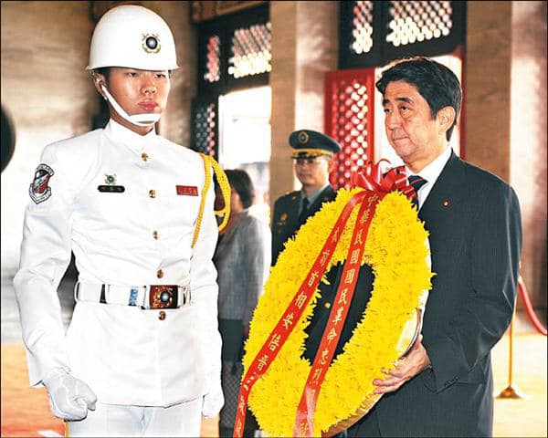 安倍晉三生前訪問台灣時，曾到忠烈祠獻花拜祭「抗日英雄」。 圖：翻攝自矢板明夫臉書
