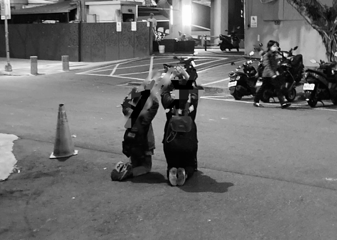 一對母子被罰跪在街頭高舉雙手照片，引發外界關注。 圖：翻攝汽車專家林大維臉書