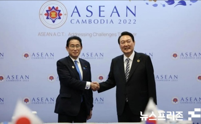 南韓總統尹錫悅（右）與日本首相岸田文雄（左）執政下，兩國關係有明顯改善。 圖：翻攝自newsfreezone.co.kr／青瓦台提供