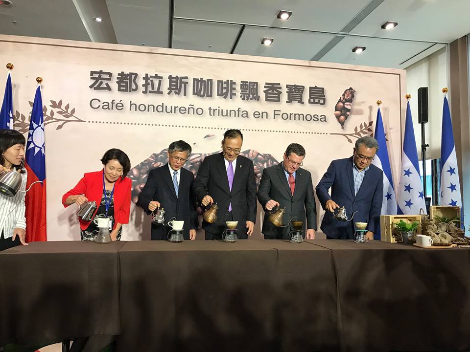 前宏都拉斯駐台大使謝拉（Rafael Sierra）近日批評宏國可能與中建交的決定，將影響商品出口與許多家庭。圖為謝拉（右二）在台出席咖啡推廣活動。 圖：翻攝自外交部臉書（資料照）