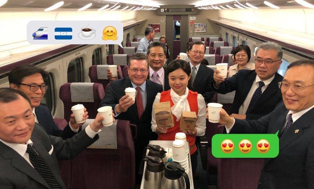 台灣高鐵引進宏都拉斯小農咖啡，時任駐台大使謝拉（Rafael Sierra，左三）前往參與活動。 圖：翻攝自外交部臉書（資料照）