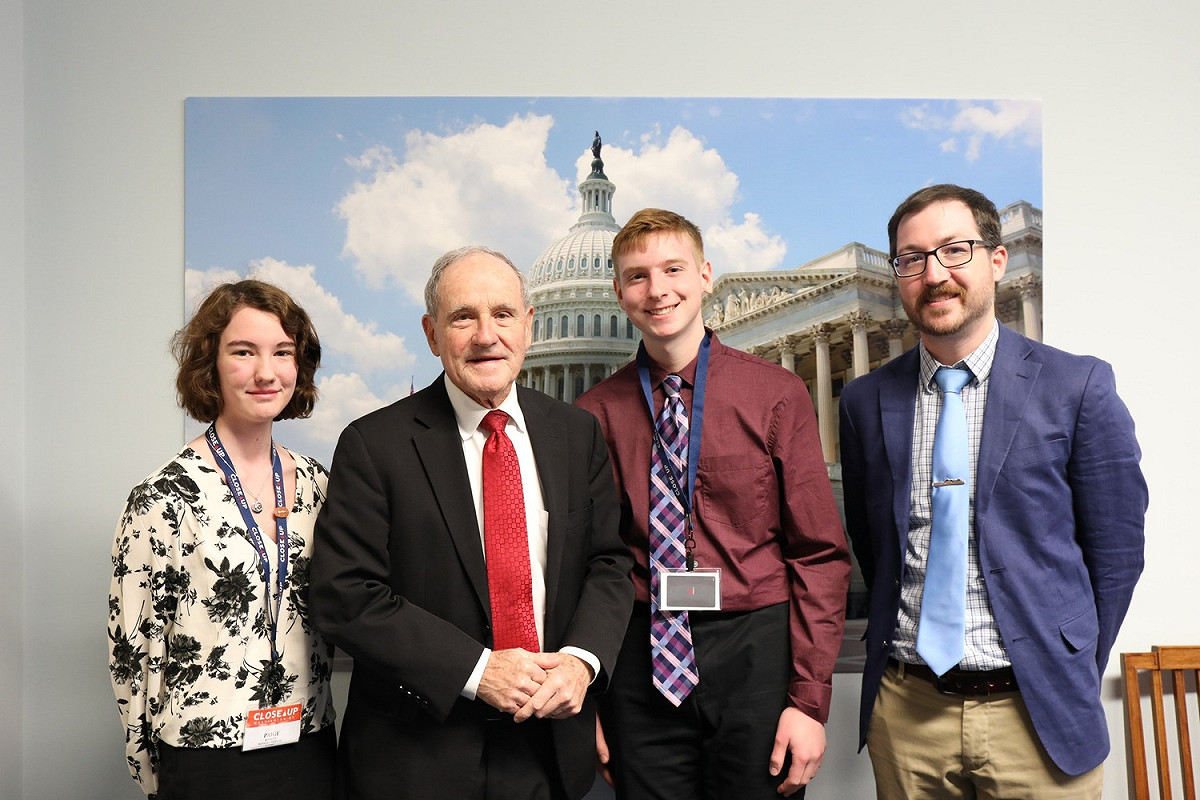 美國聯邦參議院外委會首席議員共和黨籍的里契（Jim Risch）(左2)，表示，卡斯楚擁抱中國及其「空頭支票」會是個嚴重錯誤，拜登政府應立即檢視並更新對宏都拉斯的作法。 圖 : 取自里契臉書