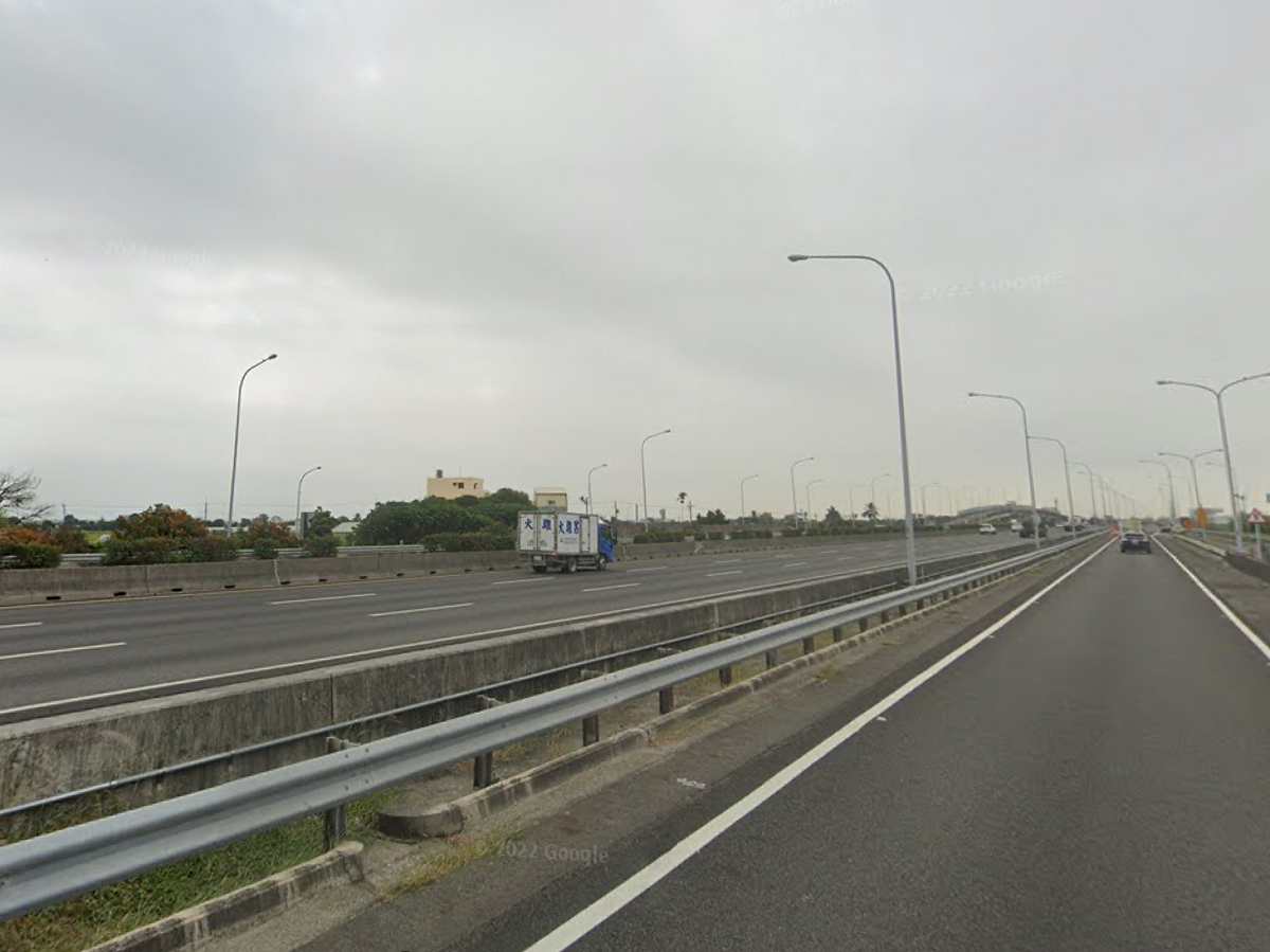 高速公路局表示，國道1號西螺交流道230K+469穿越橋進行改建，南向出口集散道路將縮減為1車道。 圖：翻攝自Google map