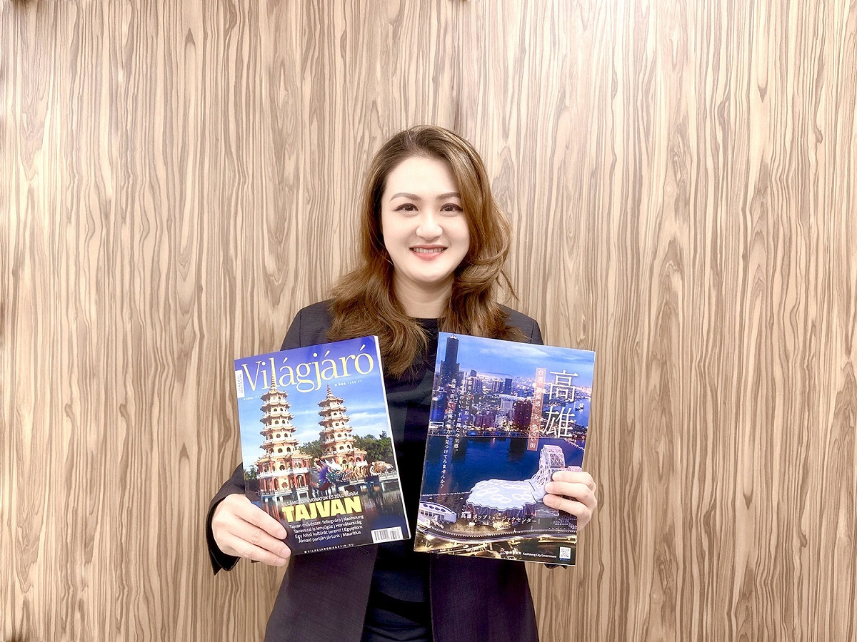 高市觀光局推龍虎塔與亞灣躍上匈、日旅遊專刊封面。 圖：高雄市觀光局/提供