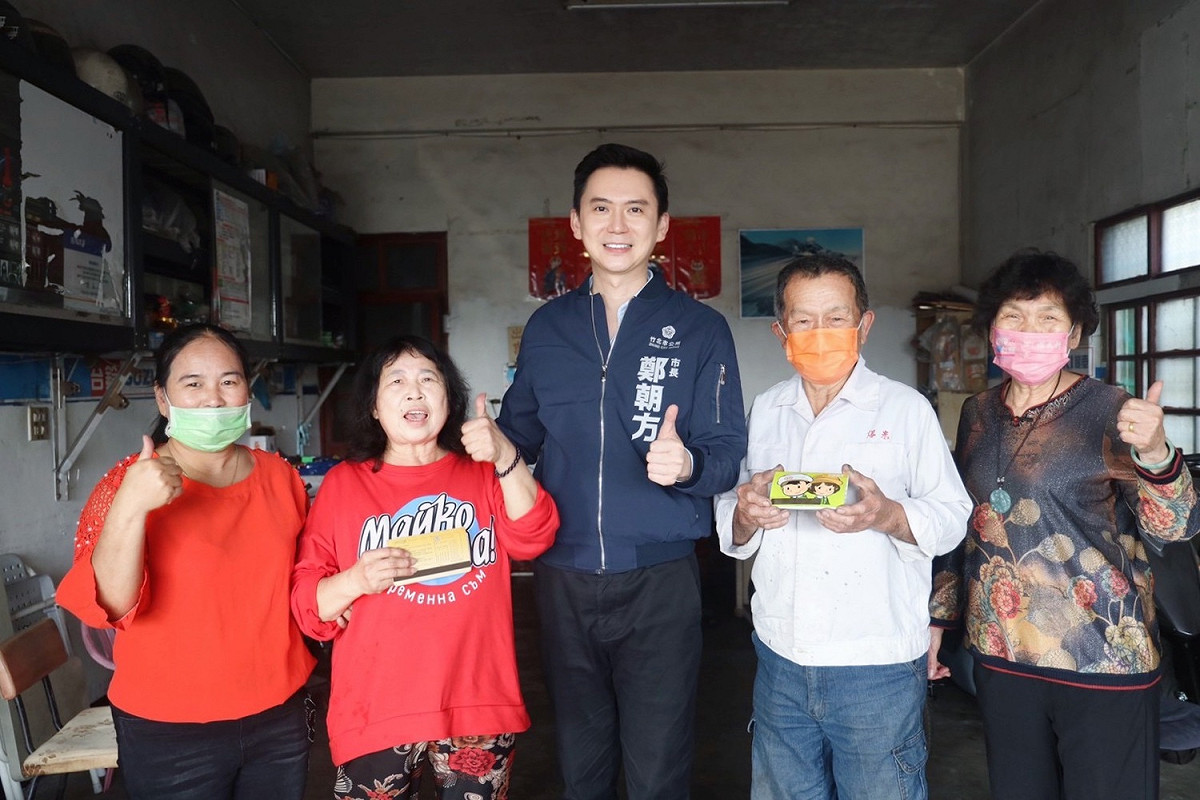竹北市長鄭朝方今（16）天特別進行家戶拜訪，深入鄰里關注紓困金發放情況，確認符合資格的市民順利收到紓困金。 圖：鄭朝方辦公室提供