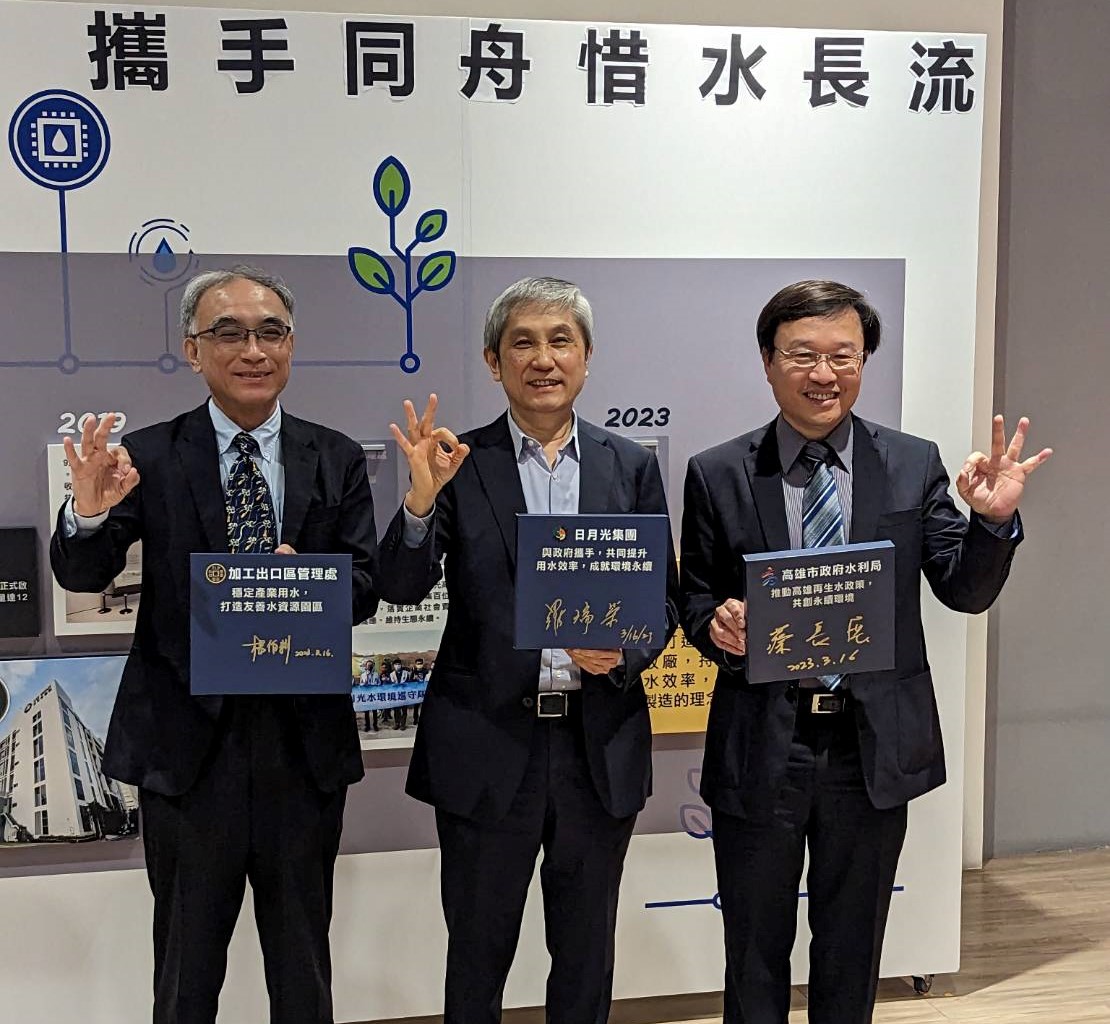 楊伯耕、 羅瑞榮、蔡長展(左至右)在背板留下簽名。 圖：高雄市水利局/提供