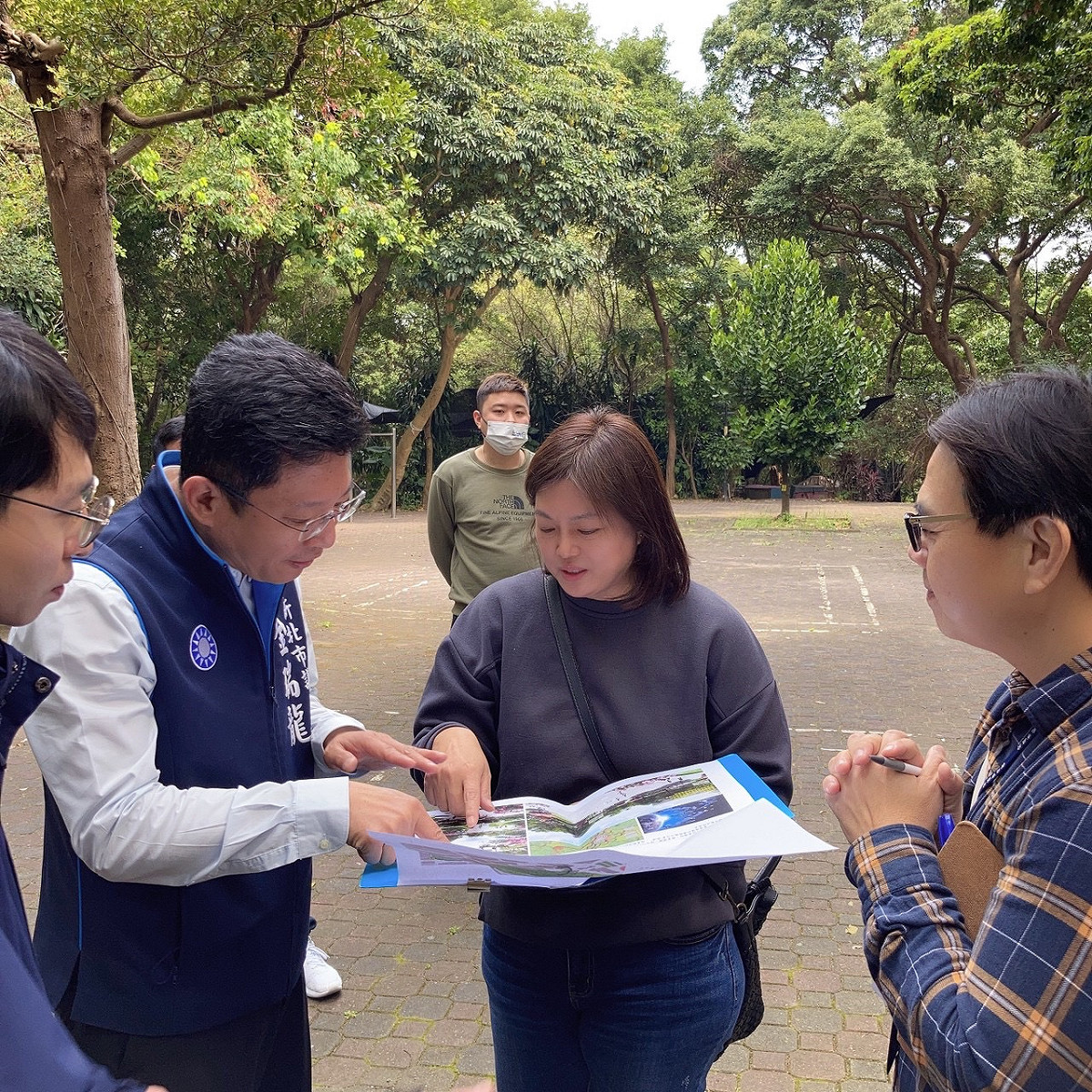 新北市議員金瑞龍（左二）日前邀集新北市景觀處、中和區公所、里長及相關協力廠商會勘嘉穗公園，盼打造成全齡化特色共融空間。 圖：金瑞龍服務處提供
