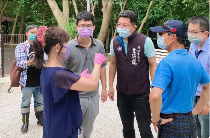 新北市議員金瑞龍（右三）去年7月要求中和區公所在嘉穗公園盡速加裝遮陽網。 圖：金瑞龍服務處提供