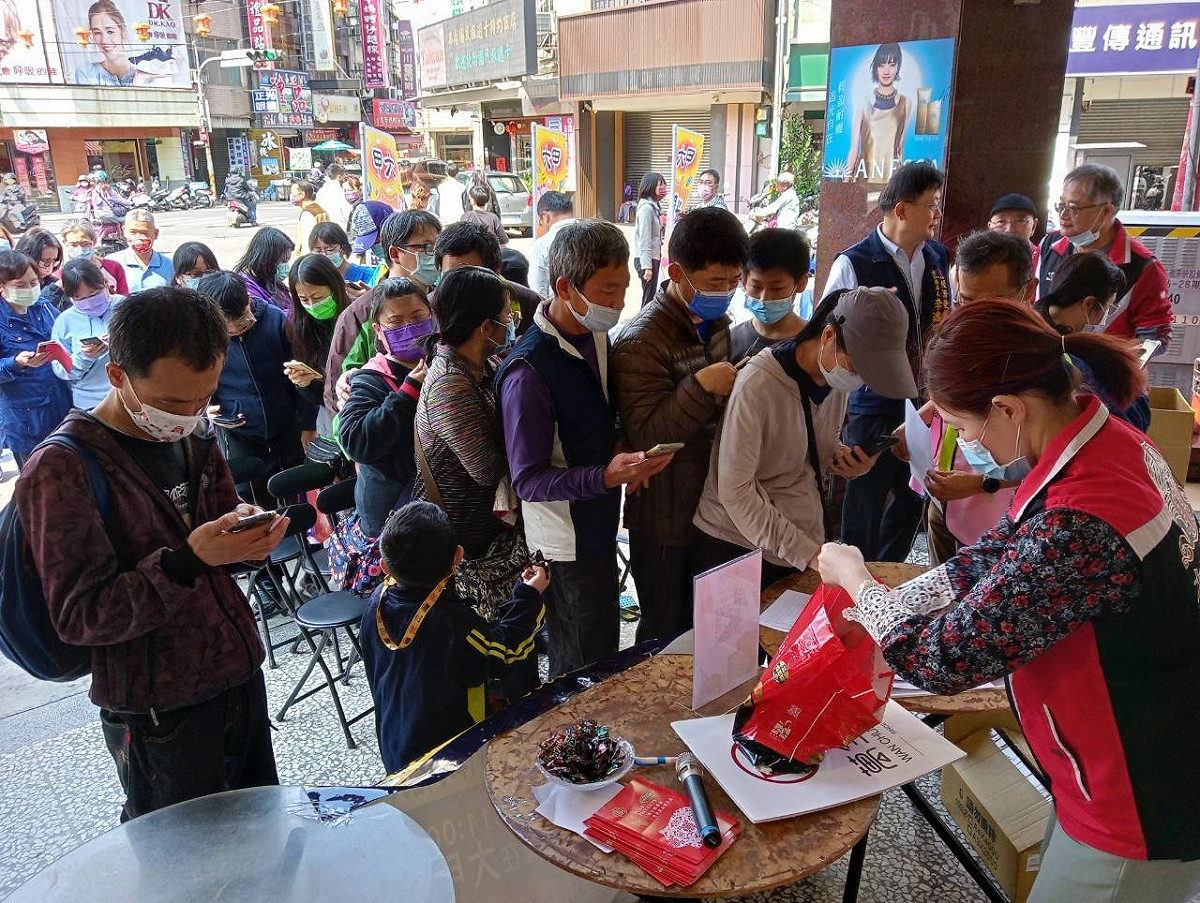 大甲觀光商圈辦理商圈消費券活動人潮絡繹不絕。 台中市政府/提供