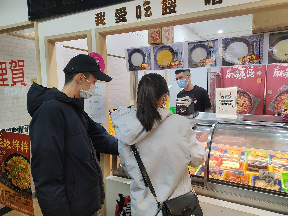 佩戴棒球帽的球迷前往優惠店家消費。 台中市政府/提供