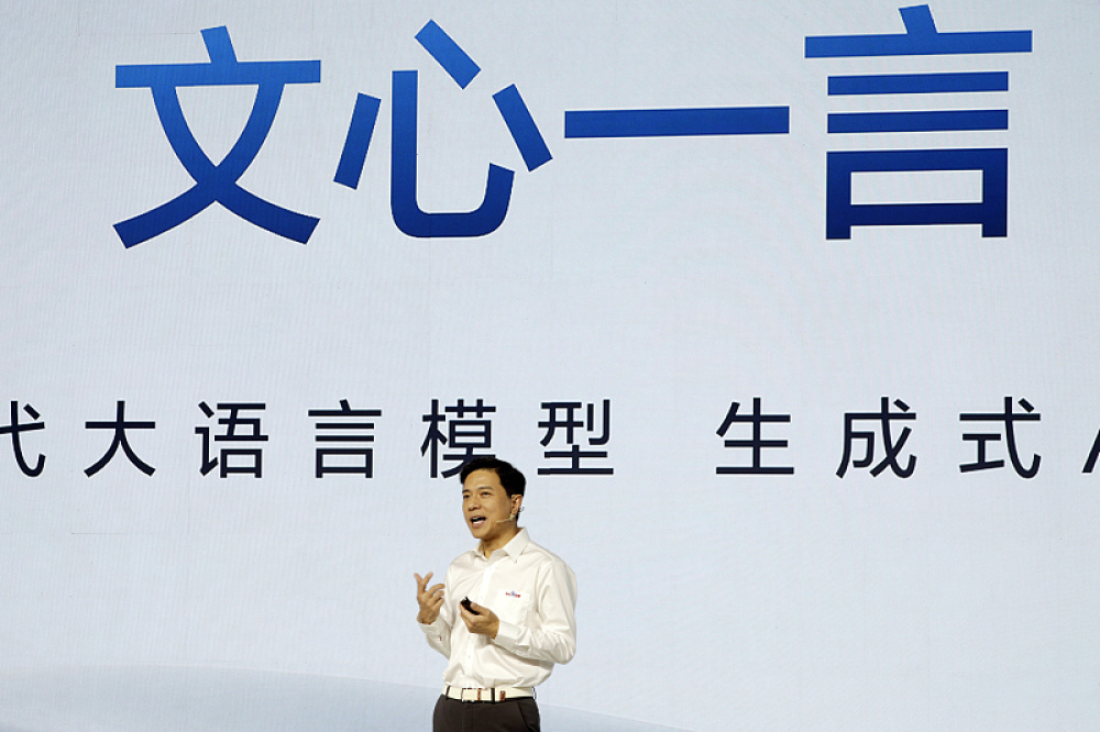 百度推出「文心一言」，百度創辦人李彥宏上台介紹。 圖：翻攝自百度