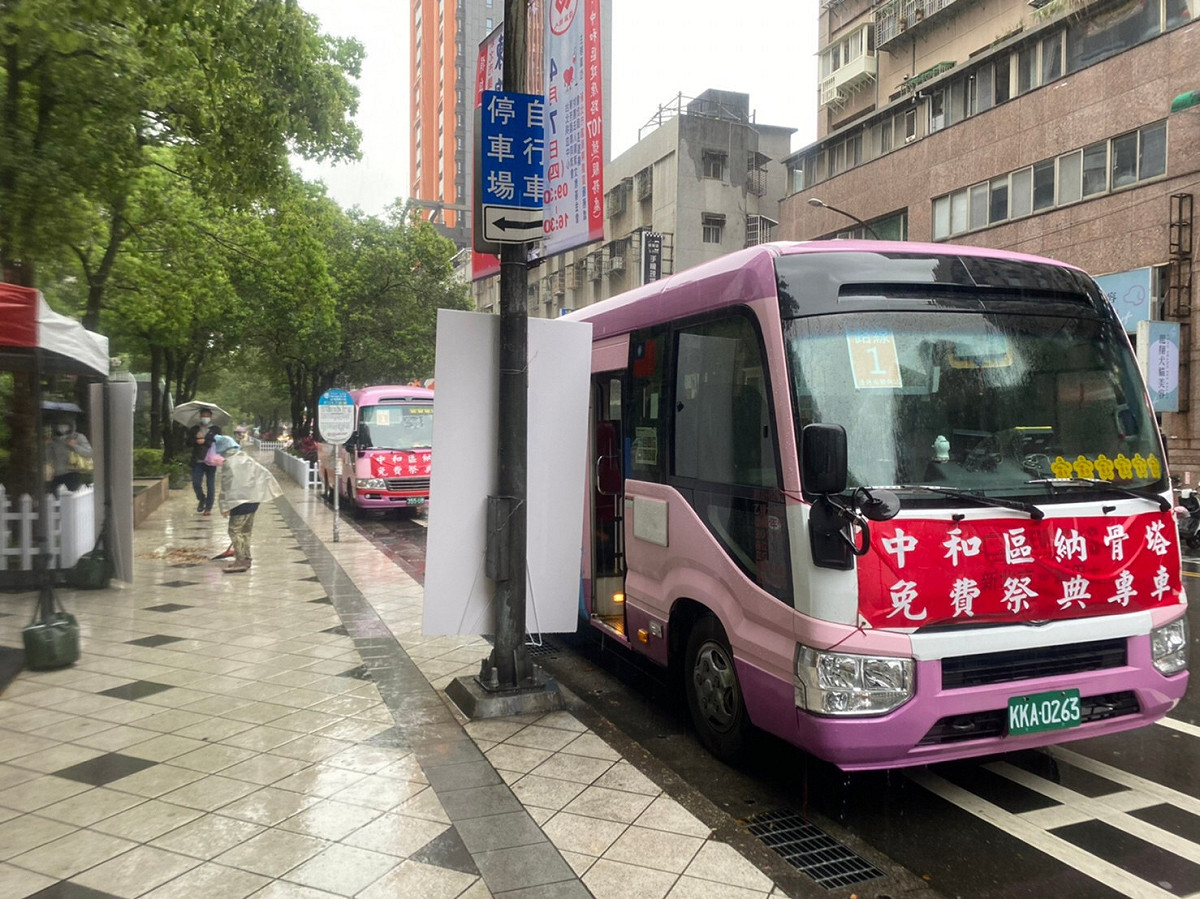 中和納骨堂清明接駁車（資料照）。 圖：新北市民政局提供