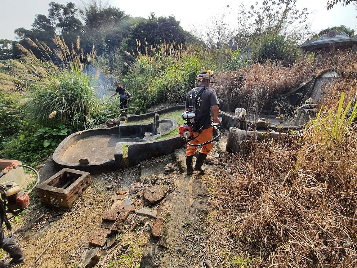 樹林區公墓區除草。 圖：新北市民政局提供