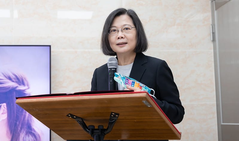 蔡英文總統今（17）日參訪基隆口罩國家隊－順易利實業有限公司，聽完簡報後致詞。 圖：總統府提供