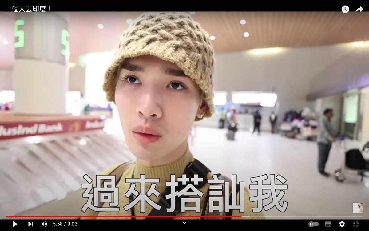 鍾明軒在印度遭陌生男子搭訕。 圖：翻攝自鍾明軒YT頻道