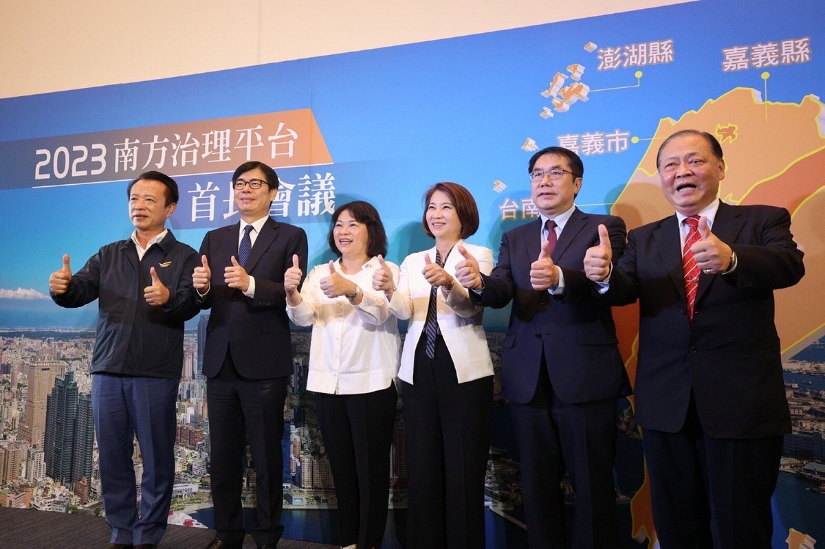 大南方平台首長會議登場，翁章梁、陳其邁、黃敏惠、周春米、黃偉哲、陳光復(左至右親自與會。 圖：高雄市政府/提供