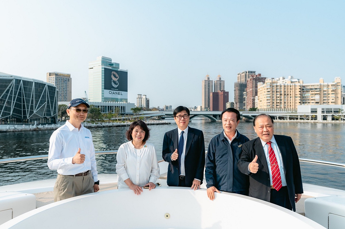 陳其邁(中)帶領縣市長與來賓搭乘遊艇。 圖：高雄市政府/提供