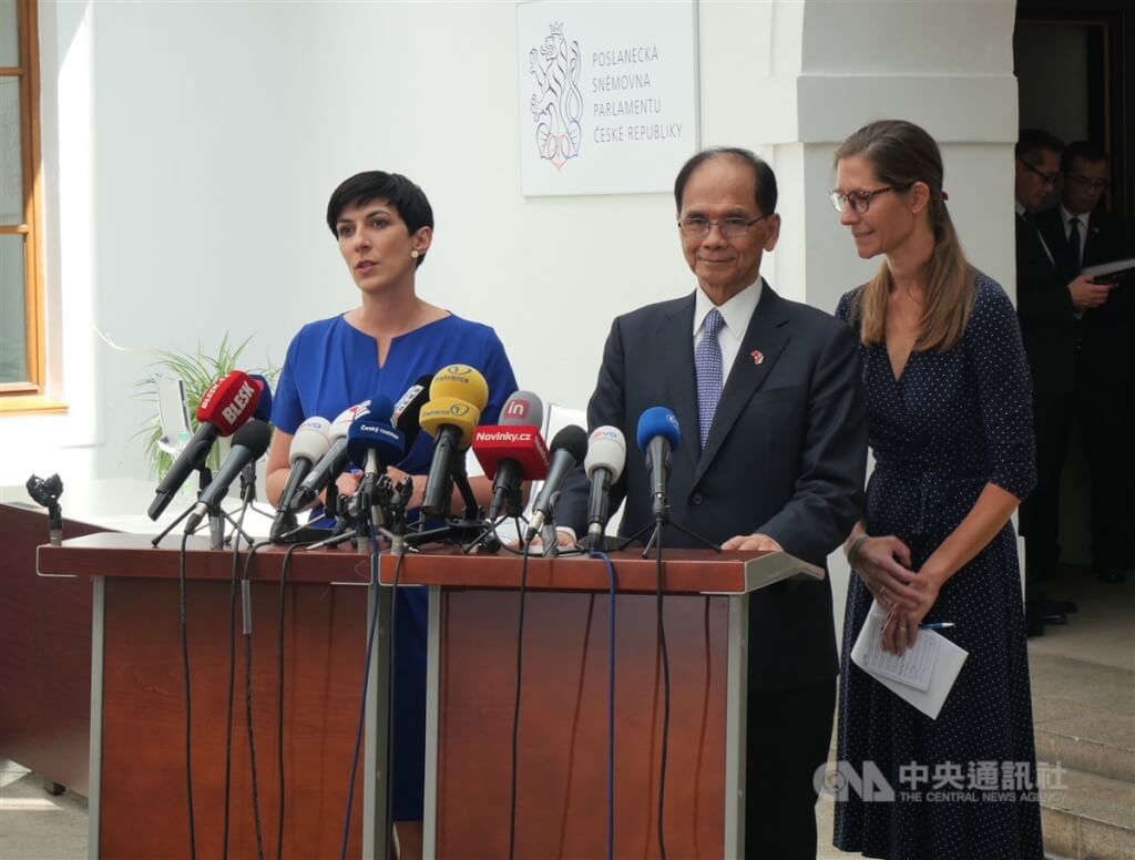捷克眾議院議長艾達莫娃（左）去年7月與立法院院長游錫堃（右）在眾院舉行聯合記者會。 圖/中央社檔案照片