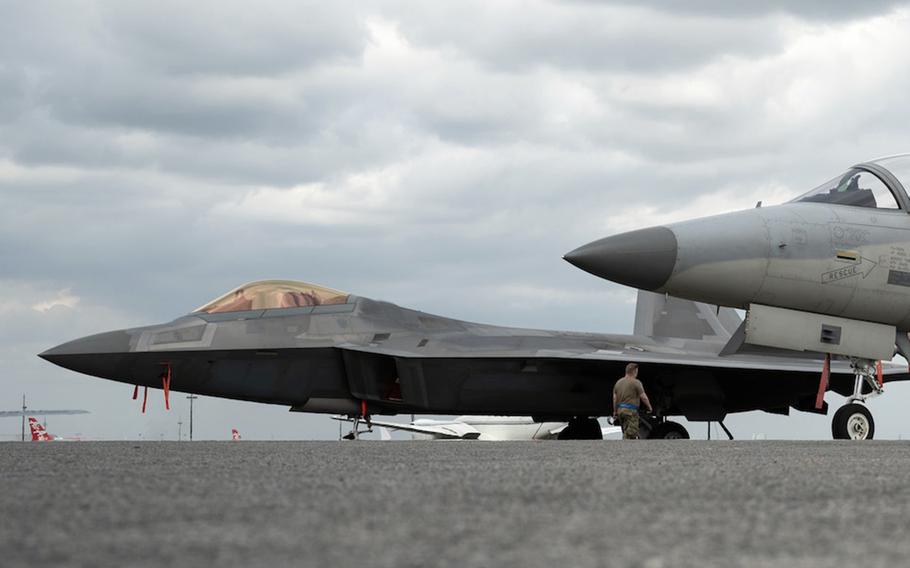 一架空軍F-22猛禽(左)停在菲律賓克拉克空軍基地的另一架噴氣式飛機旁邊。 圖：翻攝U.S. Embassy in the Philippines(資料照)