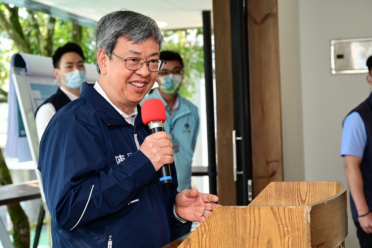 陳建仁說，電價的調整「是顧民生，而且也顧產業」。 行政院中辦/提供