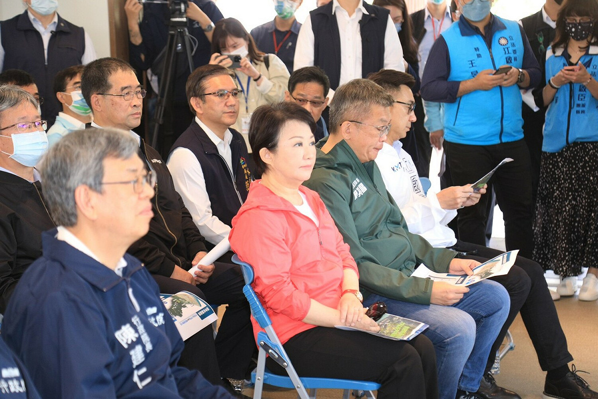 台中市長盧秀燕陪同行政院長陳建仁視察水情聽取簡報。  台中市政府/提供