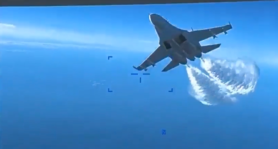 針對日前一架 MQ-9「死神」無人機 14 日遭俄戰機撞擊墜毀黑海，俄羅斯宣稱其自行失控墜海，17日並頒發「國家獎」給該俄軍戰機飛行員。 圖：截自推特@NiKiTa_32156